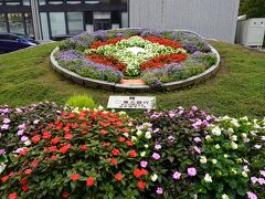 盛岡城跡公園の一画、もりおか歴史文化館の前には花時計もありました。