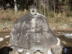 さらに橋を渡り対岸まで行くとありました。
万治の石仏です。
岡本太郎絶賛のかわいらしい石仏でした。