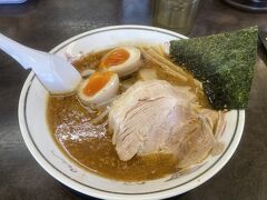 昭和49年創業の歴史あるラーメン屋
ニンニクベースの4年熟成のたれ
たれの濃さで４種類ほどあります。
今回２番目に濃いニンニクラーメンそ注文。
家系にたっぷりニンニクと豆板醤を入れて少し砂糖を入れた感じの甘辛濃厚スープ。
麺は細麺なのでたれがとっても絡み付きます。
癖になる味です。
