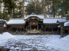 雪と上社本宮の本殿が神々しい