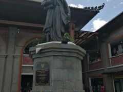 ウブド観光案内所と道を挟んで立つ銅像