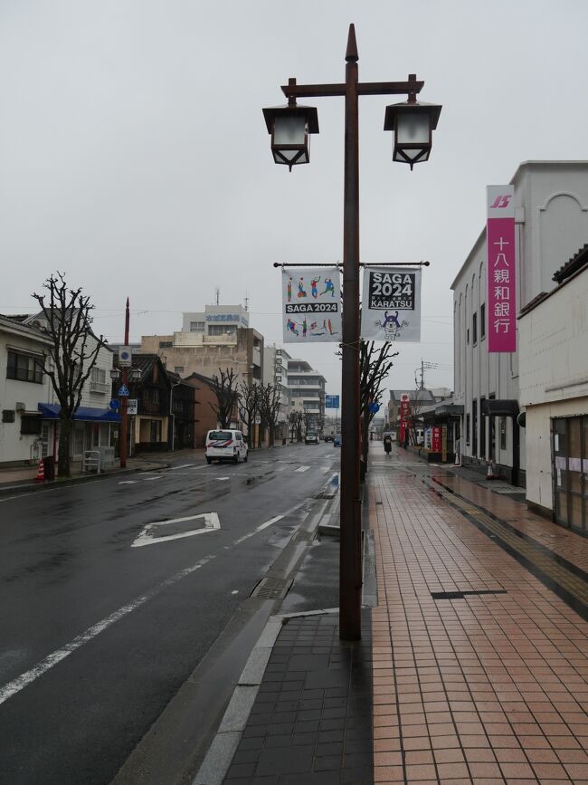 駅前から唐津市役所に向かう真っ直ぐな通りを進みます。<br /><br />第2次世界大戦の戦災を受けることがなかった唐津市街地は、現在でも城下町時代の町割りをそのまま残しています。<br /><br />この通りの両側は、かつて城下町の町民が住む「町屋」だった場所で、八百屋町、米屋町といった町名にその名残があります。