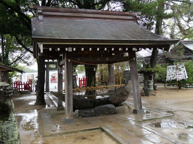 「手水舎」です。<br /><br />舟形をした水盆が目を引きます。