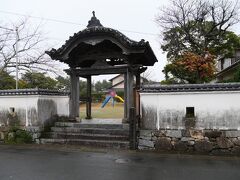 唐津神社から移動する途中、道路の傍らに「旧唐津藩藩校の中門」跡がありました。
