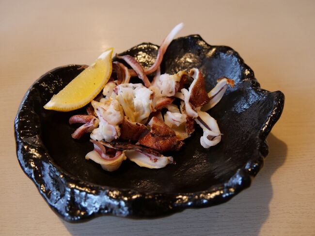 イカの刺身を食べた残りを料理する「後造り」は塩焼にしました。<br /><br />天ぷらとの選択です。