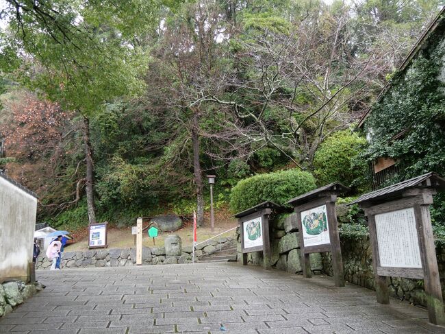 趣のある石畳を上って行きます。