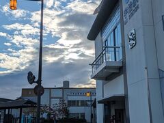 午後4時宇治駅、さすがにこの時間帯では買える観光客くらい。
雲が覆いので、サンセット見学は厳しいかも。