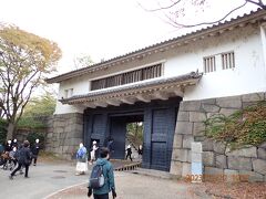 大阪城ホールを左に見ながら、大坂城青屋門を入っていきます。