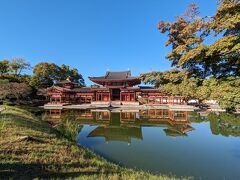 朝一だから人も少ないし、天気がいいのが最高です。
内部拝観券売り場には既に行列、とりあえずゆっくり見学します。