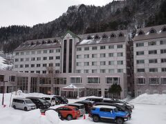 　層雲峡の朝陽リゾートに着きました。ここの日帰り入浴を利用します。単純硫黄泉の白濁したお湯でした。
　入浴料は1,200円ですが、館内に割引券があります。それを使うと100円引きになりました。