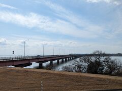 対岸へと架かる霞ケ浦大橋。