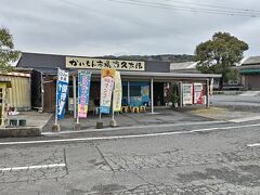 駅の近くには、ちょっとした店が☆
トイレなども借りられます。