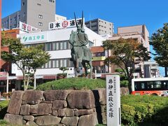 　JR東海道本線で草津駅から彦根駅に移動しました。駅前で彦根藩初代藩主の井伊直政公が出迎えてくれました。