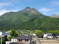 由布岳の見える部屋は500円だけ高いのですが、この景色を撮るためにわざわざ外にでなくていい…(笑)