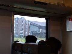 快速「エアポート」が北広島駅を出発してしばらくすると、左手にはエスコンフィールド北海道が見えてきた。私は左側に座っていたが、人の頭越しに所在を目視！....車窓に新たな北海道が誕生したようだ。