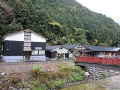 隣接して「杉原紙研究所」があります

杉原紙とは和紙の一種で且つては日本で最も流通した紙だったそうですが、近代に入り急速に衰退して駆逐されてしまいました。その後「幻の紙」と言われていたそうですが原産地が兵庫県と推察され此処で生産が再開され、今では杉原紙は兵庫県の伝統工芸品となっているそうです