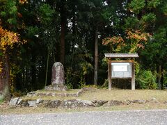 おっと、忘れてた。ここには確か一里塚もあったはず！
周りをぐるっと見渡すとすぐに発見。この旅最後の一里塚、新茶屋一里塚。
今回の木曽路歩きでは一里塚さんにずいぶん力づけられたなぁ。
きっと昔も江戸時代の旅人もそうだったんだろうなー。
何はともあれ、木曽路のゴールに歩いて来れたよー！