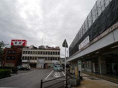 無料送迎バスで中津川駅到着。駅の売店で名物の栗きんとんをゲット。中津川の栗きんとん、大好き！

ついでに駅弁を買って名古屋までの特急で食べようと思ったら、松本から来る特急が倒木かなんかで何時間も遅れるらしい。
うーむ、仕方がない。特急の中で駅弁食べる計画はあきらめて普通列車でのんびり行くか。