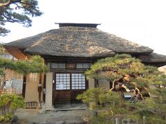 春雨庵です。

ここは、江戸幕府が厳しい時代、沢庵禅師が寛永六年（1629)にこの上山に流されてきたそうです。当時の藩主土岐頼行が、この地に小庵を建て居住させたが、沢庵禅師はこの小庵を気に入り春雨庵となずけたそうです。