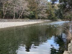 おはらい町の脇をせせらぐ五十鈴川には、神路山から神宮の神域を経て流れる清流です。
内宮に祀られている天照大神（あまてらすおおみかみ）の祠を伊勢に遷したとされる倭姫命（やまとひめのみこと）が御裳のすそをすすいだと伝えられることから、御裳濯川（みもすそがわ）とも呼ばれます。