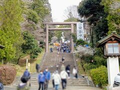 まずは駅の目の前にある偕楽園の中にある神社に立ち寄ります。
出店もたくさん出ていて活気がありました。