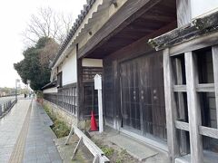 駅の近くに「織田家長屋門」があります