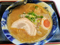 水戸駅まで歩いてきて「麺や赤龍」というラーメン屋さんでお昼ごはんにします。
せっかく水戸に来ているので本当は納豆を食べたかったのですが、お目当てのお店が臨時休業だったので水戸とはあまり関係のないラーメンです(笑)
美味しかったですけどね。