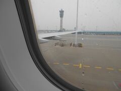 仁川空港到着。しかし、搭乗ゲートが空いていないようで、飛行機の中で10分以上待機。