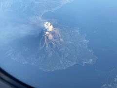 ＜関西→台北＞機内から見た桜島（写真）。