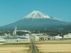 富士山
東京行きのぞみの車窓から見えた富士山。
この日は珍しく雲一つ無く、はっきりと見られた。