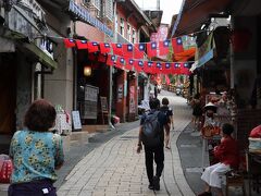 石畳の道に古くからの商店が立ち並ぶ「平渓老街」を歩きます。