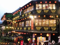 阿妹茶樓（写真）は千と千尋のモデルとも言われている台湾茶を楽しめる店で、夜になると艶めかしく輝くノスタルジックな外観です。