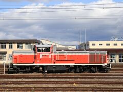 宇都宮からは2時間ほど、都内エリアからは4時間ほどかけて郡山へ到着。

え？新幹線なら1時間半もかからないって？
特急料金払うのが惜しいからこれでいいんです！！！
(笑)


停まっていたのは翌日の団体臨時で使われるディーゼル機関車。
アイドリングをした状態でしたが何か使う用事でもあったのでしょうか？