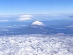 途中、富士山が見えました。山頂には雲がかかっていました。降雪も今年は少なく感じます。
