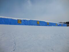 　名寄の北国博物館には、キマロキと言う除雪の機関車が展示されていますが、冬はこのようにシートに覆われています。