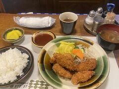 神戸最後のランチに、欧風料理もんさんへ。行列してると思いきや、普通に入れました。名物のとんかつ定食です。ヒレなのでお肉がとても柔らかく、薄めの衣がサクサクで美味しいです。付け合わせの野菜も美味しかったです。