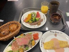 神戸3日目の朝食です。また取りすぎてしまいます。昨日と少し違ったラインナップです。