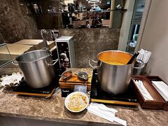 よく見ると、上の写真のショーケースにある丼の中身（麺と具材）を左の鍋に入れる。

左の鍋はお湯が沸き、湯切りザルのようなものがついていて、ザルに具材と麺を入れて湯通し。温まった麺と具を丼にもどしてラクサのスープをかける。