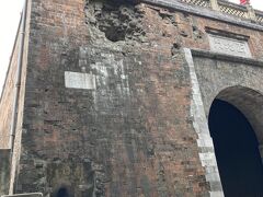 続いてGrabバイクにてハノイ皇城北門へ
ここはタンロン城跡のチケットがあれば入れるのだが、
係員は居ないし実質フリーパスでした。
城門の上に登ることができます。上では綺麗なおねーさんが写真撮影をしていました。
この城門はフランス軍の砲弾跡があり胸熱