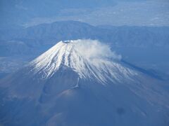 やがて富士山が見えてきました。飛行機の高度がかなり低いように思います。もっと火口が見えてもいいように思いました。