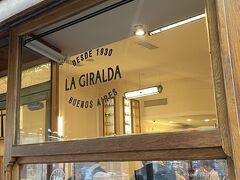 老舗カフェが並ぶコリエンテス大通り。チュロスで有名なLa Giraldaの前を通ります。
