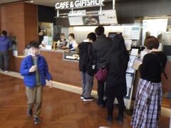 カーブドッチ迎賓館
赤坂離宮正門の側にあるカフェ。