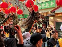 新地中華街の蛇踊りです。龍なのですが、なぜか「蛇踊り」だそうです。
中華街各店舗を回り、店内にも入ります。