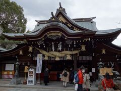 櫛田神社の拝殿。屋根の軒先部分が複雑に構成されていて、兜のようにも見える建物です。孝謙天皇により、757年に伊勢松阪の櫛田神社から勧請されたのが始まりとされています。現在の社殿は、豊臣秀吉による博多復興の際に建てられたもので、博多では最古の総鎮守です。