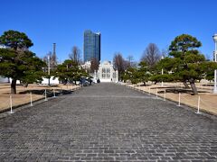 赤坂離宮
正面玄関から正門へ向かう。
順路は、勝手口から入って、表口から出るルートになっていた。