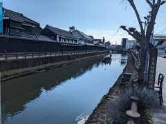 幸来橋周辺の巴波川。
遊覧船がちょうど来て、いい感じ。
ここがよくパンフレットで見る景色。