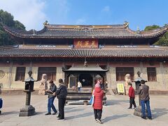 阿育王寺は中国禅宗五山の一つで、晋の時代の太康3年（282年）に建てられた舎利塔が始まりとされています。
唐の時代には、鑑真が日本に渡る際に海上で遭難。この寺に一時身を寄せていたこともあるということで、前から一度訪ねたかったのでした。