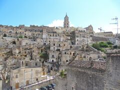 Matera
鉄道駅からアップダウンが多く迷路みたいなSasso Barisanoを歩いて、サッシ（洞窟住宅）を利用した宿Fra I Sassi Residence に到着
宿のバルコニーから見る景色は別世界！