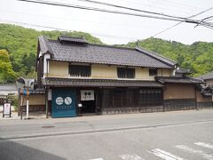 大きな民家跡かと思ってましたが、元々は造り酒屋だったみたいですね。
その酒造の建物を利用したのがこのホテル。
ここに泊まってもよかったんだけど、新大阪からだと流石に遠すぎる。