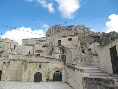 Matera
Santa Maria de Idris
岩山に建つ洞窟教会
大小130もの洞窟を穿った教会があるらしい